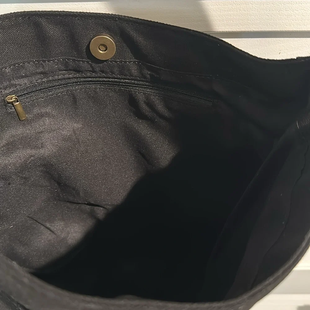 NWT Aeropostale 1987 Black Canvas Crossbody bag with adjustable Strap.